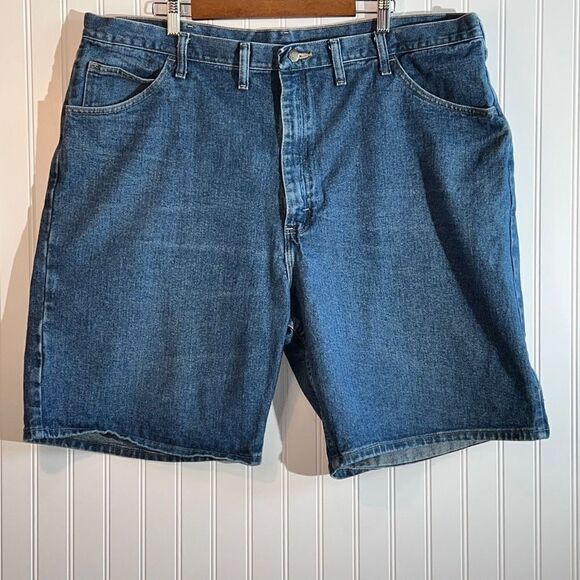 Wrangler Jeans Shorts Mens 44 X 10 Relaxed Fit Blue Pockets Chore Cowboy Western - Picture 1 of 10